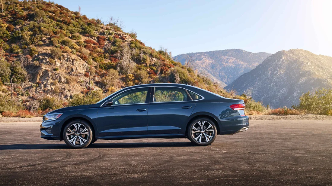 Manzaralı yolda Söz1 plakalı Volkswagen Passat